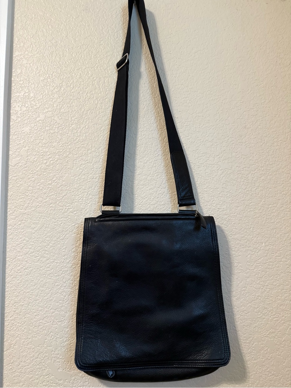 Men's Black Leather Messenger Bag with Adjustable Strap